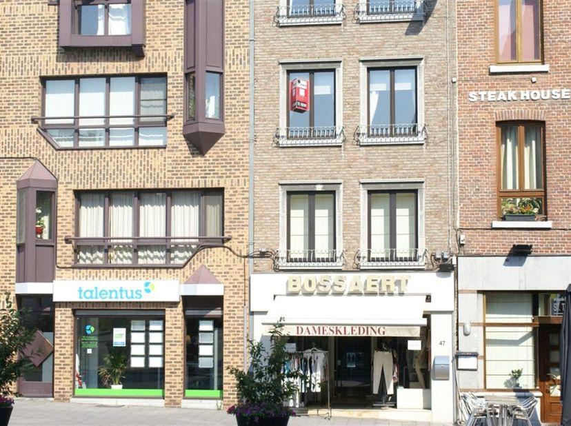 Mooi appartement met 2 slaapkamers en uitzicht op de Grote Markt van Sint-Truiden. Het appartement bestaat uit living, keuken, badkamer en 2 slaapkame