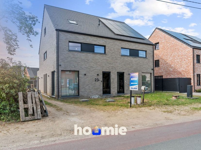 Ontdek deze ruime en moderne halfopen bebouwing, afgewerkt met hoogwaardige materialen en voorzien van alle hedendaags comfort. Dankzij het volledige
