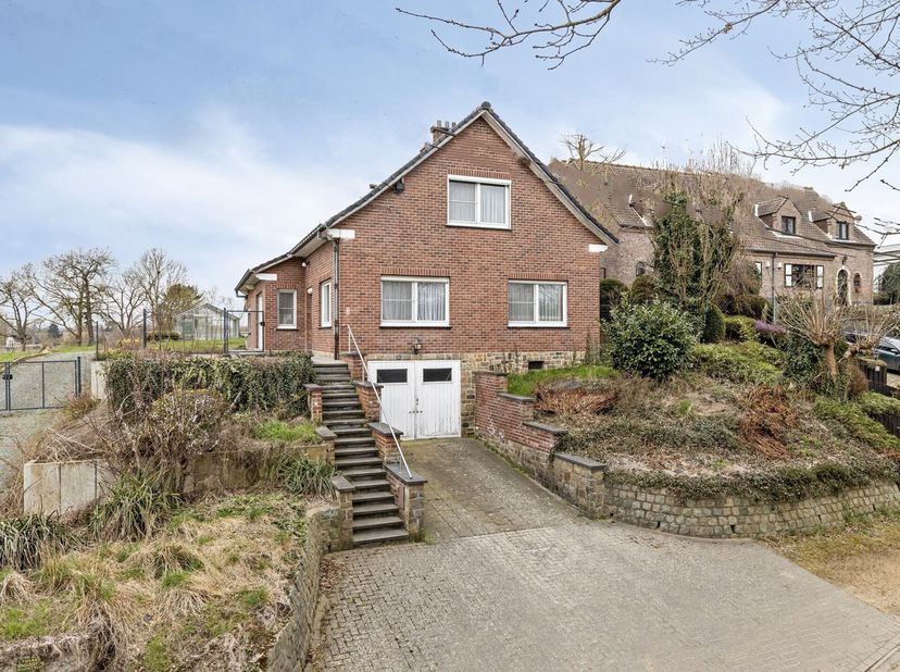 Immo Pické biedt U deze uiterst gunstig en rustig gelegen villa aan gelegen in de onmiddellijke omgeving van alle faciliteiten maar toch met een prach