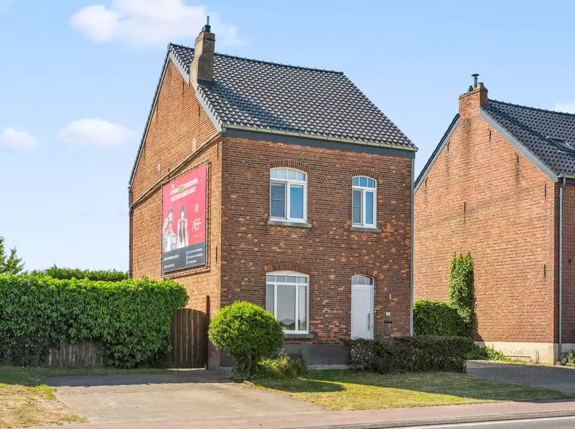 Cette maison centrale, prête à être emménagée, offre 166m² de surface habitable (valeur selon EPC) et est située sur un terrain de 1a 91ca. Avec un ac