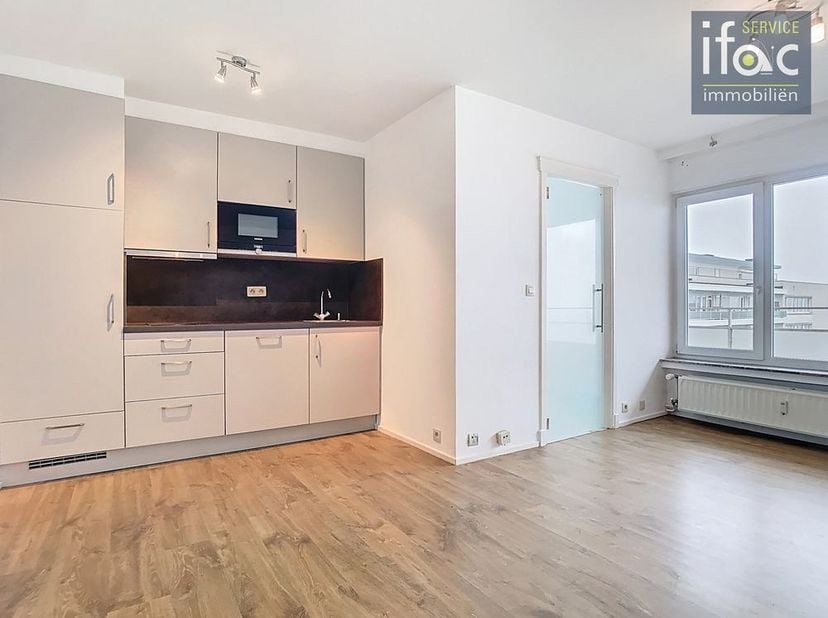 Studio de 35m² avec terrasse , à Evere.&lt;br /&gt;
&lt;br /&gt;
8ième étage: Hall d’entrée avec vestiaire encastré et petit grenier, 20m² espace de vie avec du p
