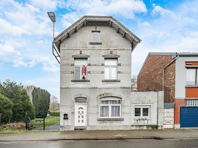 Maison 4 façades située à proximité des commodités avec 2 à 3 chambres et jardin.&lt;br /&gt;
Le rez-de-chaussée est composé des pièces suivantes: salon, sa