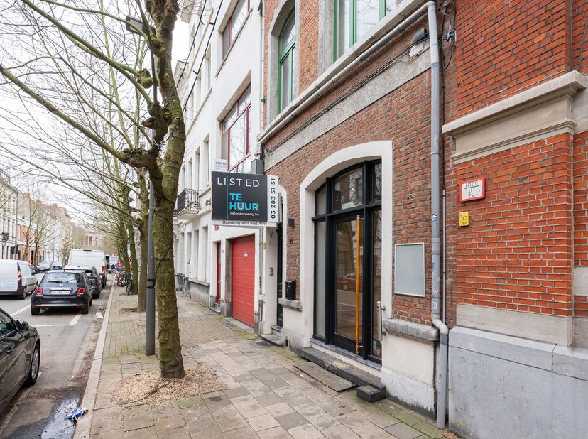 Veelzijdig handelspand/kantoorruimte te huur op t Zuid!&lt;br /&gt;
Op zoek naar de perfecte locatie voor uw zaak?&lt;br /&gt;
Dit charmante pand in de Graaf Van