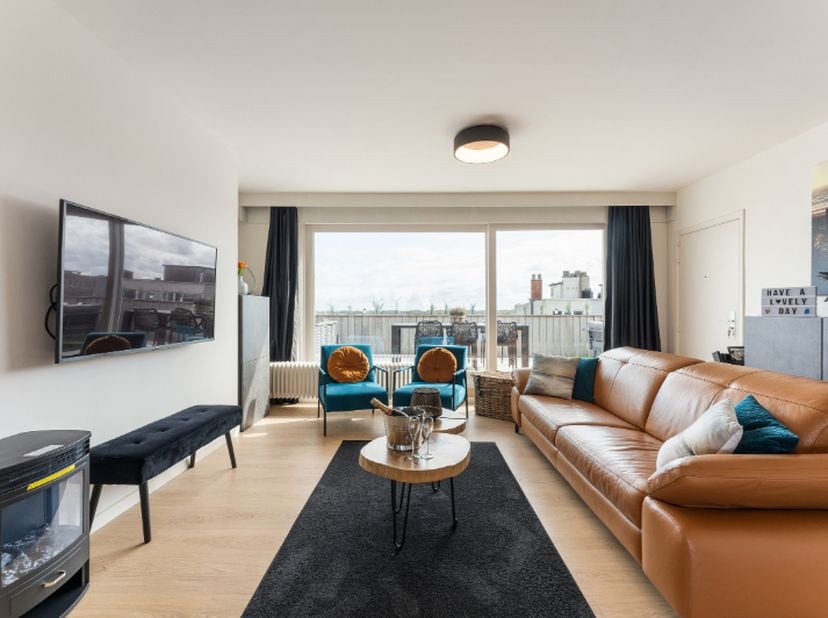 Penthouse op het achtste verdiep combineert een warme uitstraling met een zee van licht en ruimte door de grote raampartijen. De grote leefruimte, de