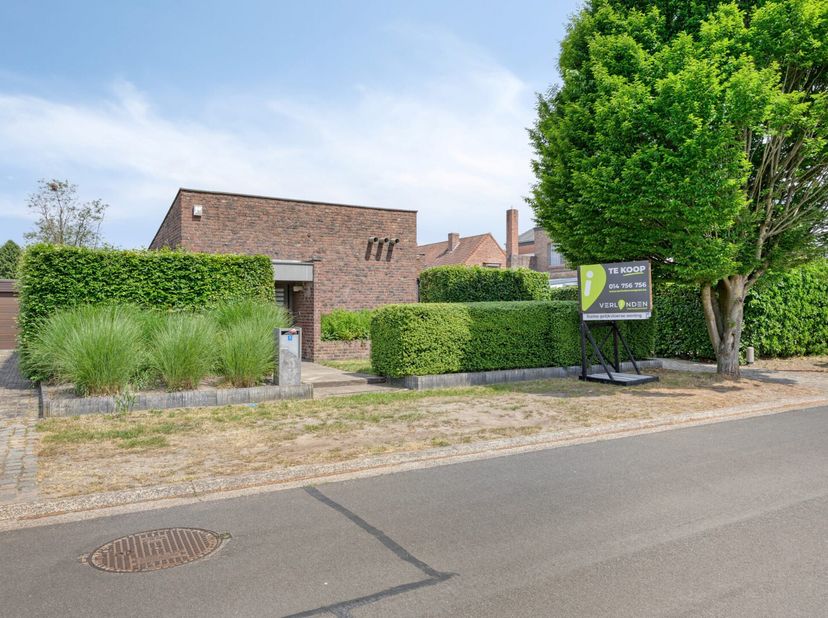 Deze woning is uitermate gunstig gelegen vlakbij een basisschool, openbaar vervoer en lokale winkels. Het centrum van Mol is makkelijk bereikbaar met