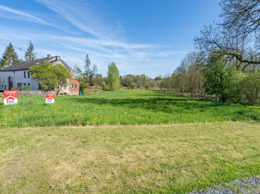 ERA B-LUX stelt u graag dit prachtige bouwperceel van 42 are voor, ideaal gelegen in Tonny, in de gemeente Sainte-Ode.Er is reeds een bouwvergunning t
