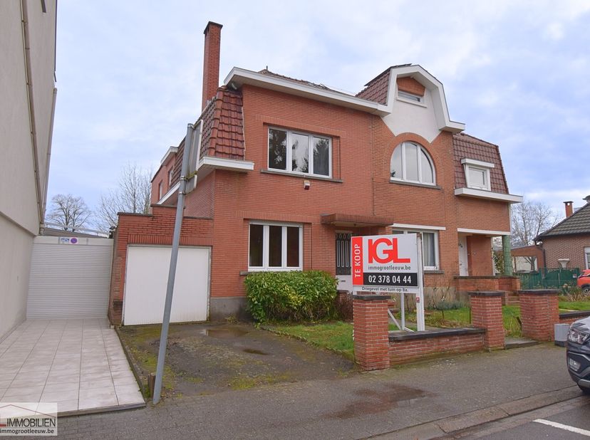 Cette maison de caractère offre une opportunité unique pour ceux qui recherchent un projet de rénovation avec beaucoup de potentiel.&lt;br /&gt;
Située dans