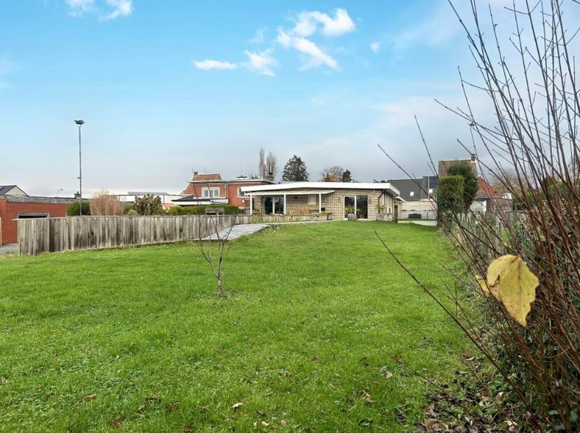Mooi gelegen vrijstaande woning (150 m² bewoonbare oppervlakte) met tal van mogelijkheden op een perceel van 1.456 m², bestaande uit een (privé) licht