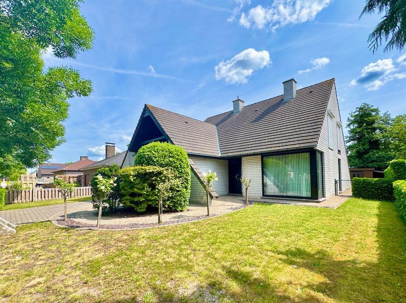 Dit zeer ruim en goed onderhouden woonhuis uit 1997 werd opgebouwd met kwalitatieve materialen en ligt op een mooi perceel van 788 vierkante meter met