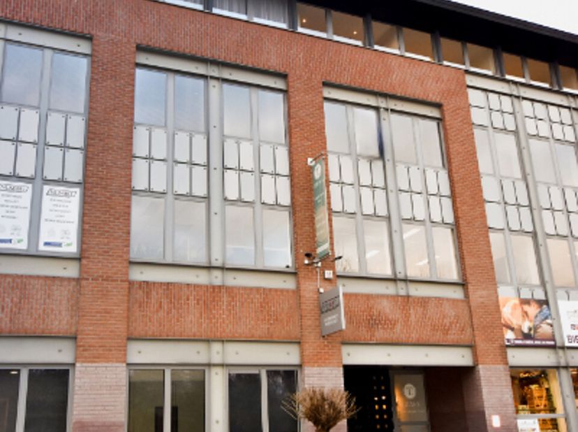 Recent gerenoveerde kantoorruimte te huur in de Kalevoet wijk te Ukkel. Het gebouw heeft uitstekende bereikbaarheid via auto (E19) en openbaar vervoer