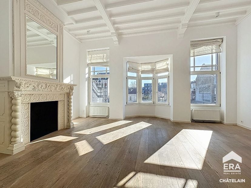 Prachtig karaktervol appartement op een steenworp van het JosaphatparkERA Châtelain stelt u met plezier dit prachtige appartement van ±110 m² voor, id