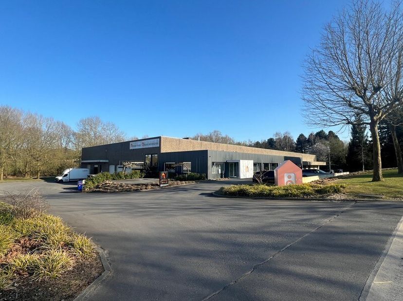 Bâtiment commercial à vendre avec 3602m² d&#039;entrepôt, 621m² de bureaux aménagés sur un terrain de 18553m². Possibilité d&#039;agrandissement de l&#039;entrepôt.&lt;