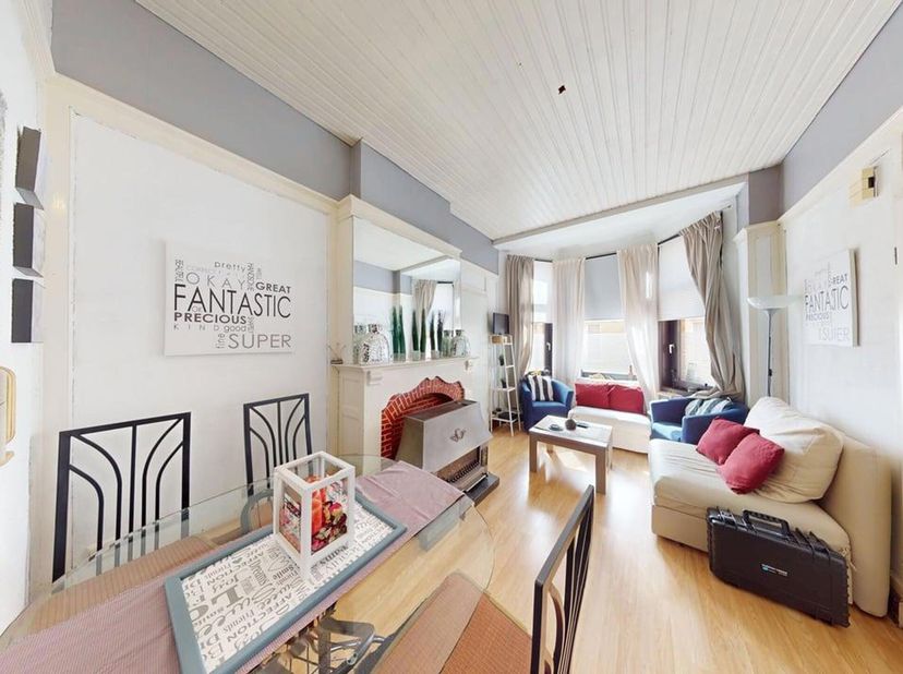REF-894- LA PANNE -8660 - Appartement Meublé proche de la digue.- Hall commun, Séjour avec convecteur Gaz, Cuisine, Salle de douche, 2 Chambres à 2 mi