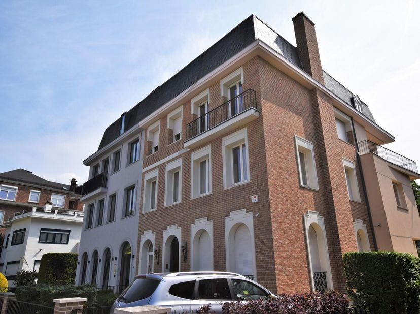 À découvrir chez Victoire - Junot  www.victoire.be  Tél. : 02 375 10 10QUARTIER HORIZON  Superbe appartement entièrement rénové d&#039;une superficie de ±1
