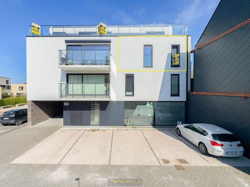 INSTAPKLAAR APPARTEMENT UIT 2020 met een DUURZAME EN KWALITATIEVE AFWERKING en met aandacht voor LICHT, COMFORT en ENERGIEZUINIGHEID!&lt;br /&gt;
Uiterst GU