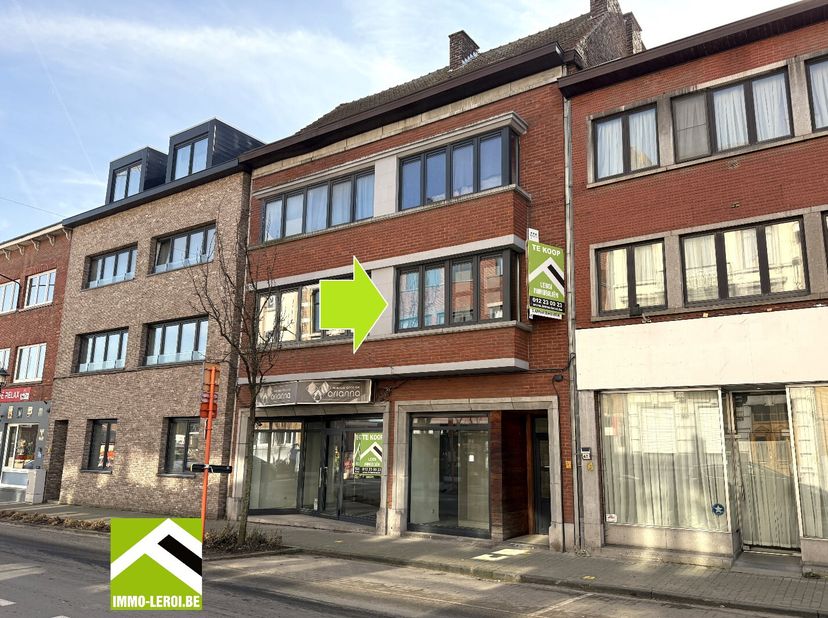 In het centrum van Tongeren, centraal tussen station, winkels en horeca vindt u dit gebouw met een gelijkvloers handelsruimte en 4 appartementen.&lt;br /