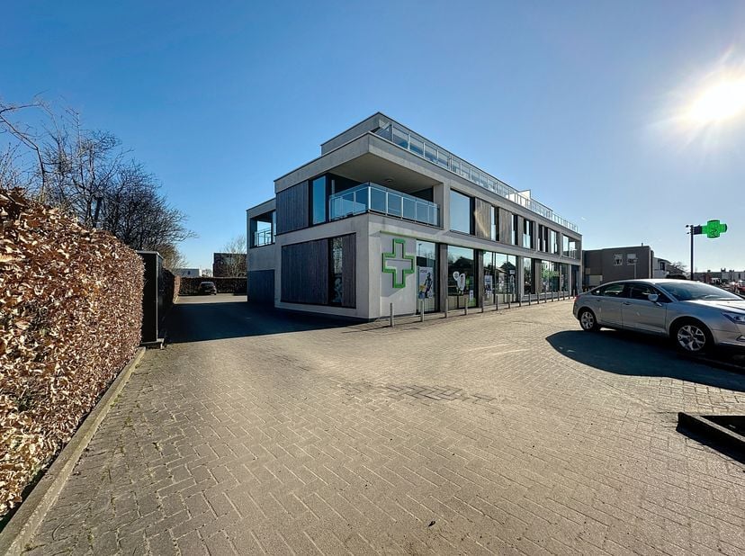Bel appartement spacieux à louer avec 3 chambres, terrasses spacieuses et garage. L&#039;appartement est situé dans une résidence moderne à Zedelgem.&lt;br /&gt;