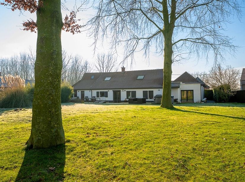 Charmante propriété entièrement rénovée sur un terrain arboré de 1592m2. &lt;br /&gt;
Dès l&#039;entrée vous serez séduits par le charme de cette fermette et le