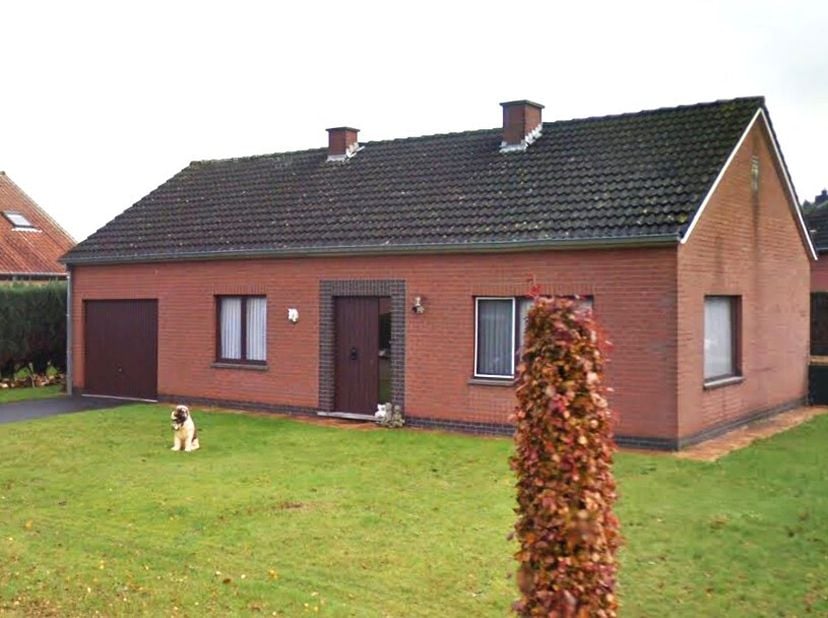 Deze vrijstaande woning is gelegen in een rustige villawijk met diverse voorzieningen in de directe omgeving. De woning is op te frissen wat een tal v