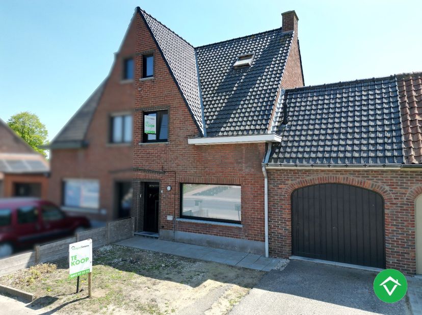 Deze instapklare woning is gelegen in de levendige wijk Don Bosco, dit kortbij het centrum van Torhout. De woning werd onlangs grotendeels onder hande