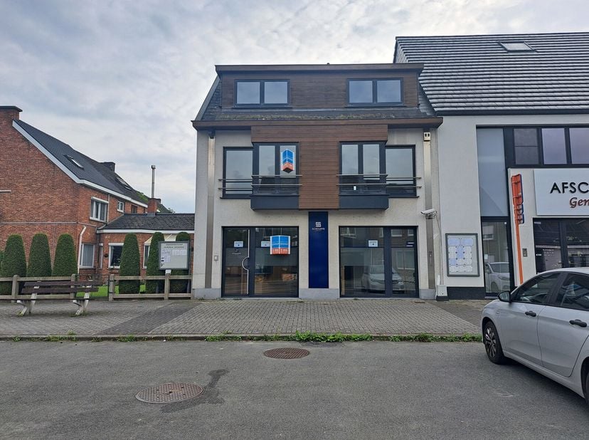 Ben je op zoek naar een centraal gelegen handelsruimte van +- 125 m² dan is dit voormalig advocatenkantoor misschien iets voor jou.&lt;br /&gt;
Dankzij de g
