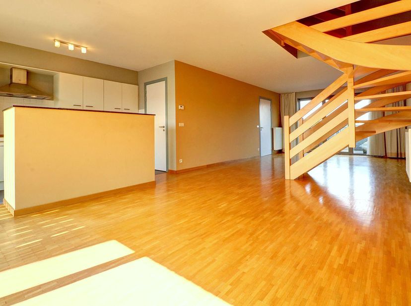 Mooie duplex van 126m² bestaande uit:&lt;br /&gt;
- 3 slaapkamers met parketvloer (10-11-17m²), waarvan één met toegang tot een zuidterras&lt;br /&gt;
- 1 badkame