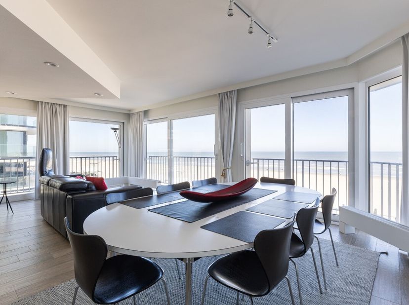 Koksijde : Profitez dune vue imprenable sur la mer depuis cet appartement dangle exclusif situé sur la digue de Koksijde. Entièrement rénové en 2017,
