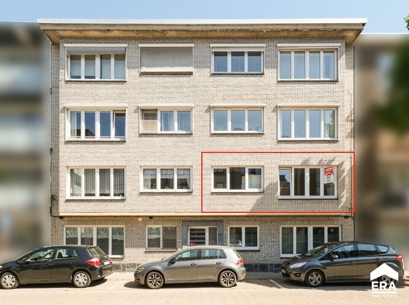 Dit appartement is gelegen op de 1ste verdieping en heeft een bruikbare vloeroppervlakte (volgens opgave EPC) van 85m², gelegen op enkele minuten van