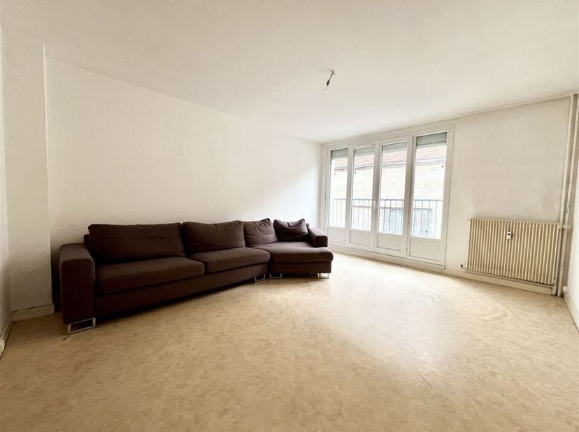 Gelegen in het hart van Givet, op slechts een paar minuten van de Belgische grens en dicht bij alle voorzieningen, is dit appartement een geweldige ka