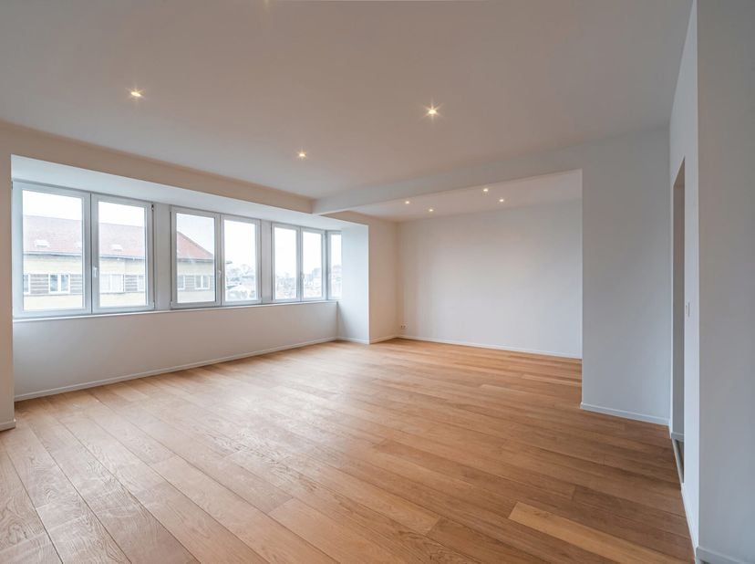 Dicht bij Place Cardinal Mercier, in een prachtig karaktervol gebouw, presenteert Trianon Invest dit ruime 2-slaapkamerappartement van 126m², volledig