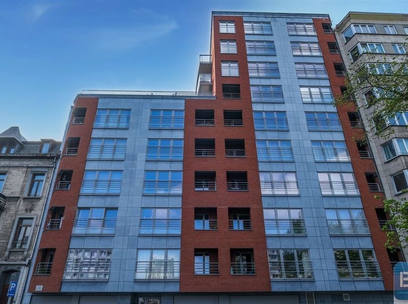 Magnifique penthouse de 120m2 au 6ème étage d&#039;un immeuble récent en bordure de la Dérivation.&lt;br /&gt;
Son hall d&#039;entrée amène au séjour de 50m2 avec cui