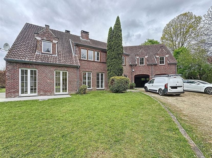 Quartier Manoir - Splendide villa avec 8 chambres et jardin de +/- 520m² composé comme suit : au rez-de-chaussée, un grand hall d&#039;entrée de +/- 16m²,
