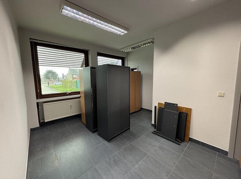 Bureaux de différentes tailles à louer à Heule, près du centre de Courtrai. Situé à proximité de différentes routes d&#039;accès et de l&#039;autoroute.&lt;br /&gt;
S