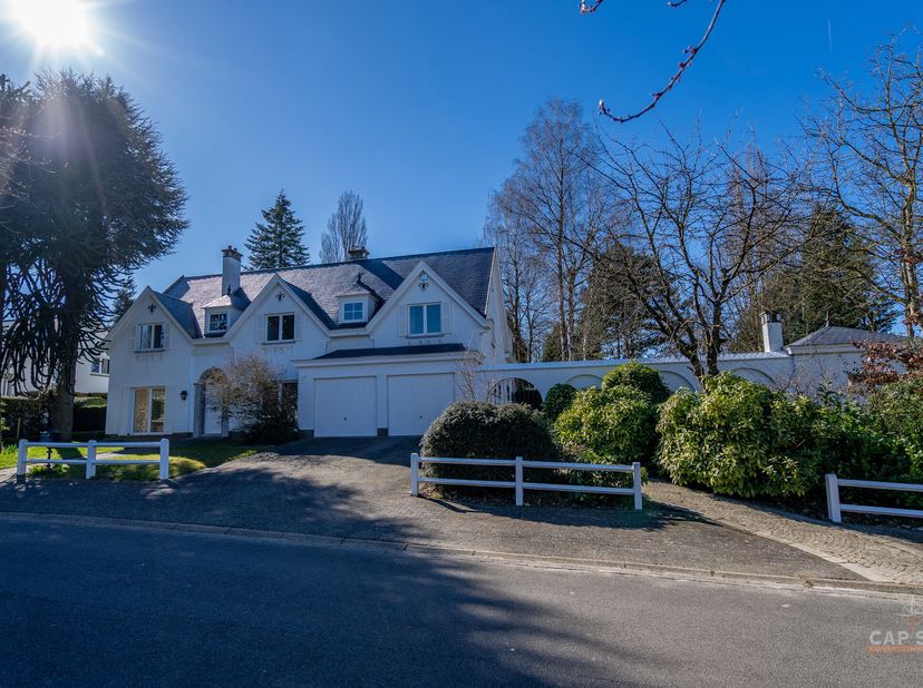 Waterloo - Quartier Sainte-Anne. Cap Sud vous présente cette charmante villa de ± 325 m² bruts et 265 m² habitables, construite en 1968 avec une exten