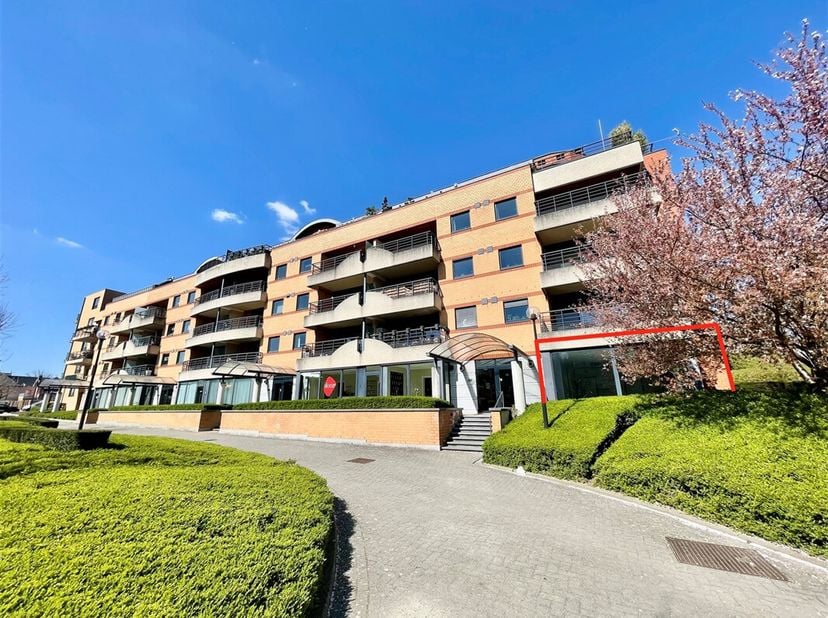 Dit handelspand op het gelijkvloers van de residentie Green Avenue (bouwjaar 2002) biedt een uitstekende commerciële opportuniteit op een centrale loc