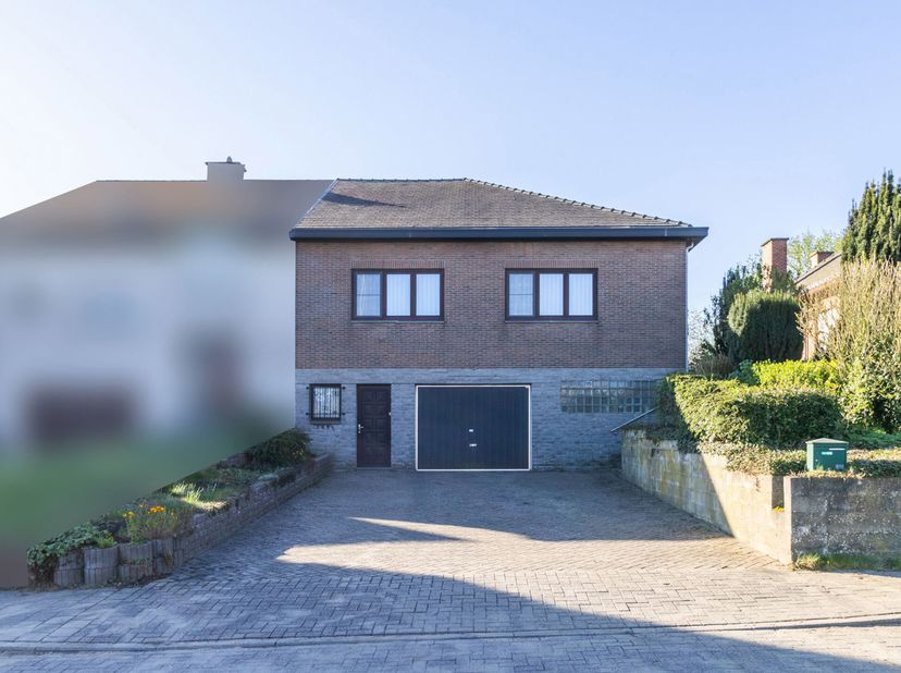 In Nossegem wacht deze karaktervolle driegevelwoning op iemand die haar nieuw leven wil inblazen. Ooit een combinatie van atelier en woning, biedt dit
