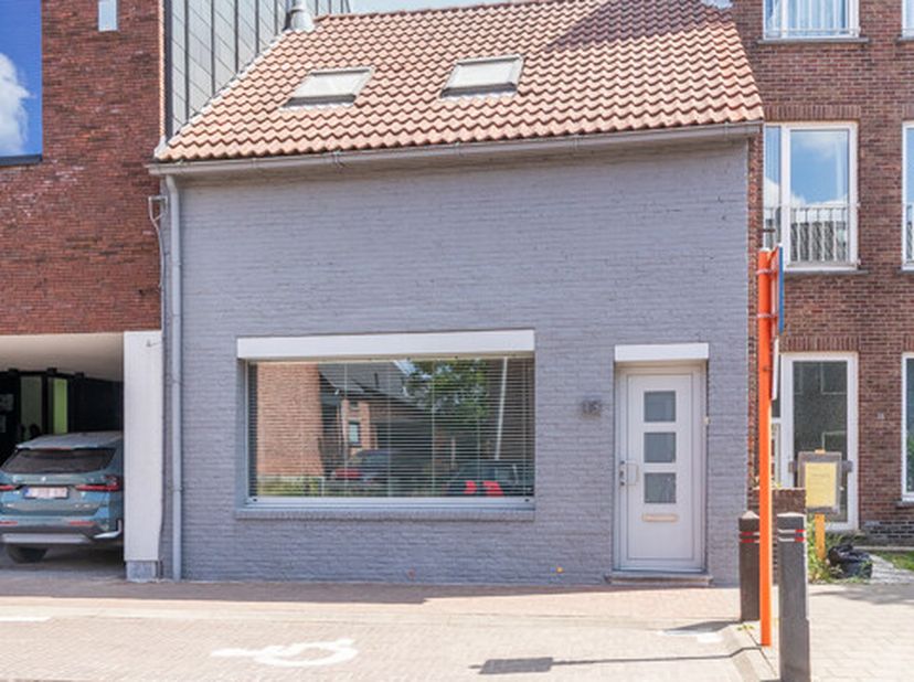 [[ DIT PAND NEEMT DEEL AAN DE ERA OPEN HUIZEN DAG OP 14/6 VAN 13:00 TOT 14:00 ]] In een rustige straat, midden in het levendige dorpscentrum van Vremd