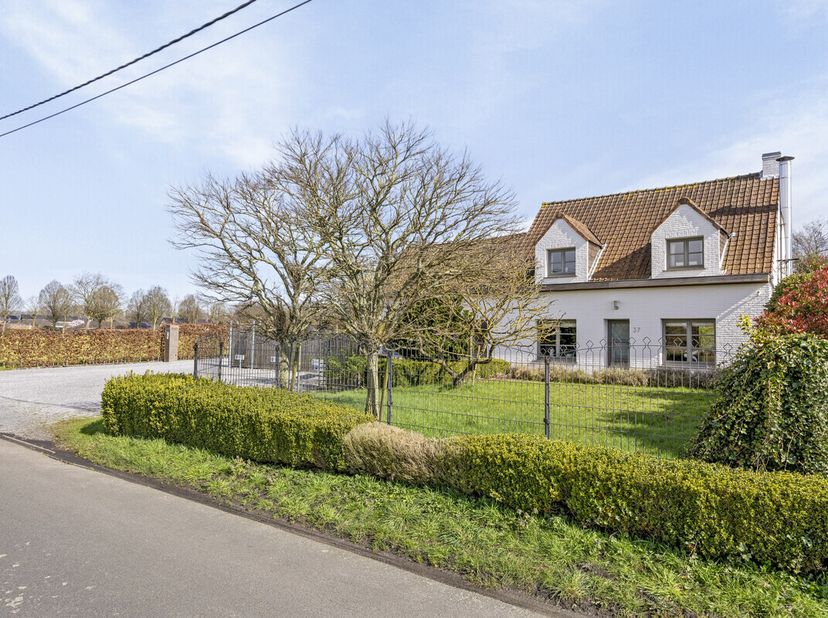 Avec un terrain de 2150 m², une piscine et un sauna finlandais, cet établissement constitue une oasis de paix.&lt;br /&gt;
Cette maison individuelle compren