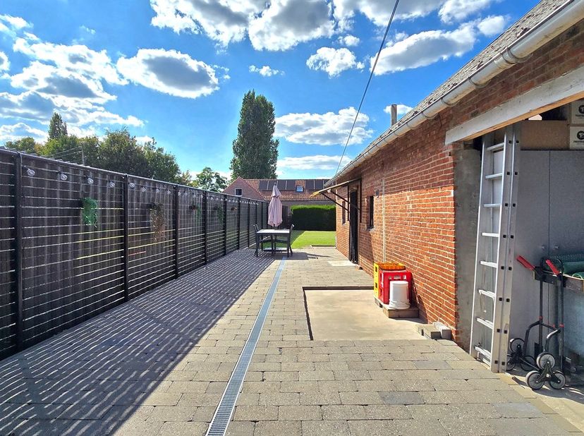 Op een gunstige en centrale ligging in het landelijke Rummen (Geetbets) vindt u deze te renoveren open bebouwing op een perceel van 790 m². Een woning