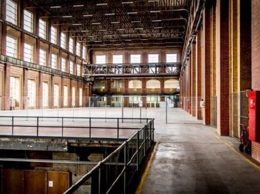 In dit karaktervolle en industrieel erfgoedgebouw  een voormalige energiecentrale uit 1930  zijn  kantoorruimtes beschikbaar van 27 m² tot 800 m² , op