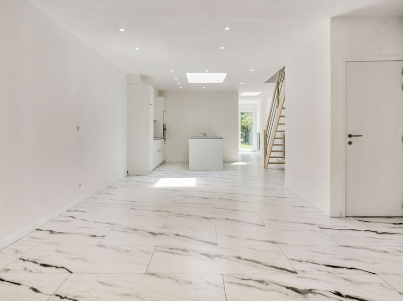 Volledig gerenoveerde woning met 4 slaapkamers en tuin te koop in Menen!&lt;br /&gt;
Op zoek naar een instapklare woning zonder renovatiezorgen? Deze stijlv