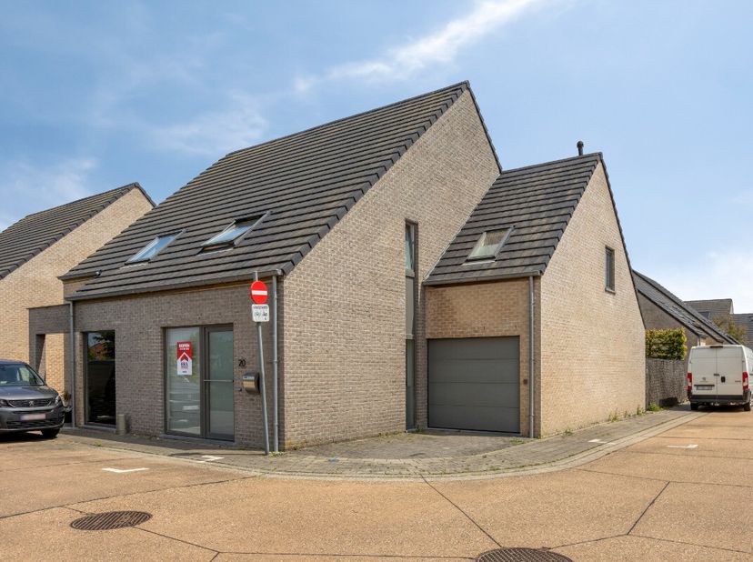 Ben je op zoek naar een instapklare, moderne woning te koop in Oostende? Dan is deze eigentijdse gezinswoning (bouwjaar 2016) in de rustige, kindvrien