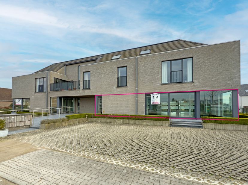 Dit gelijkvloerse, multifunctionele pand van 188 m² is ideaal als handelsruimte of kantoor.&lt;br /&gt;
Het beschikt over drie aparte kantoorruimtes, een ei