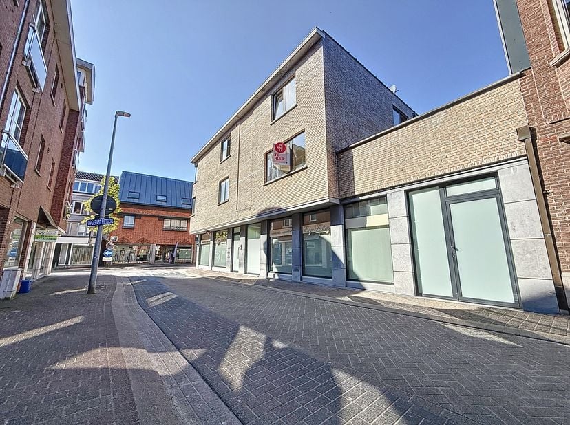 Rez-de-chaussée:&lt;br /&gt;
- Hall d&#039;entrée&lt;br /&gt;
- Espace de vie spacieux avec cuisine ouverte (28m²)&lt;br /&gt;
- Toilette&lt;br /&gt;
- Terrasse (14 m²)&lt;br /&gt;
Prem
