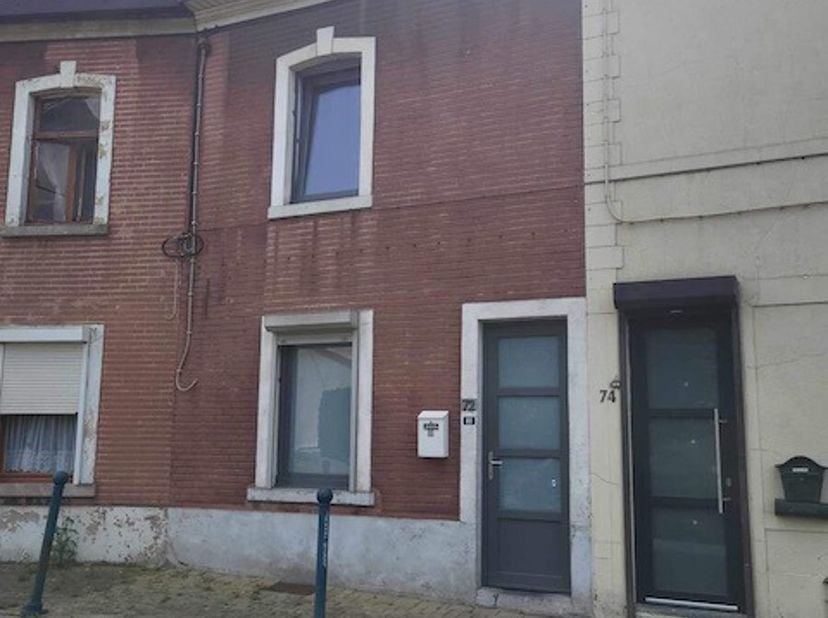 Mont-sur-Marchienne - à vendre une maison rénovée composée comme suit :&lt;br /&gt;
sous sol : cave et salle de bain&lt;br /&gt;
rez : salon/salle à manger, cuisi