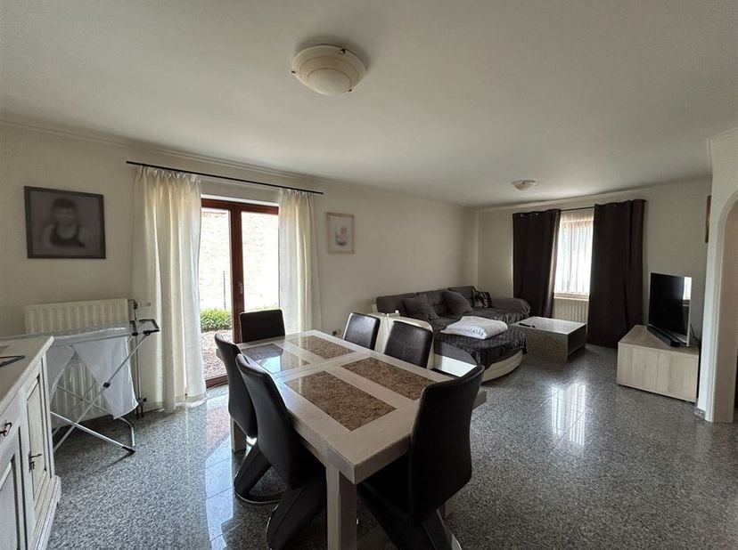 Gezellig appartement met 2 slaapkamers en garagebox gelegen te Lanklaar.&lt;br /&gt;
ALGEMEEN&lt;br /&gt;
- Appartement gelegen op gelijkvloerse verdieping.&lt;br /&gt;