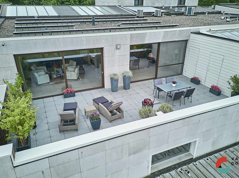Opnieuw te koop door het beroepen op de opschortende voorwaarde door de kandidaat-koper.&lt;br /&gt;
Dit met hoogwaardige materialen afgewerkte penthouse vi