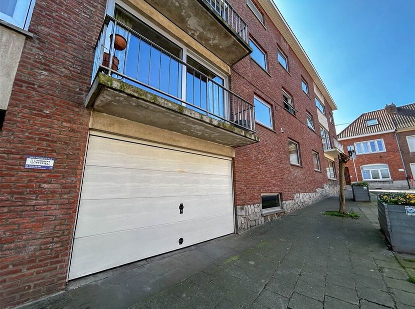 Garage te huur in het centrum van Doornik (rue Saint-George 10/12).&lt;br /&gt;
Op de begane grond van een gebouw, gesloten garage met drie plaatsen, waarva