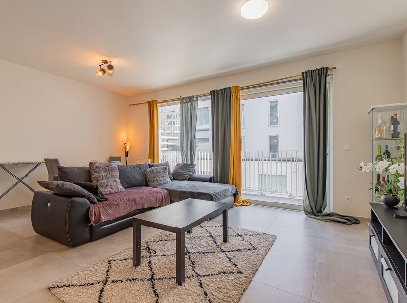 Dit recent appartement bevindt zich op de eerste verdieping van Residentie Nova, aan de Markt van Lokeren. In de onmiddellijke nabijheid treft u winke