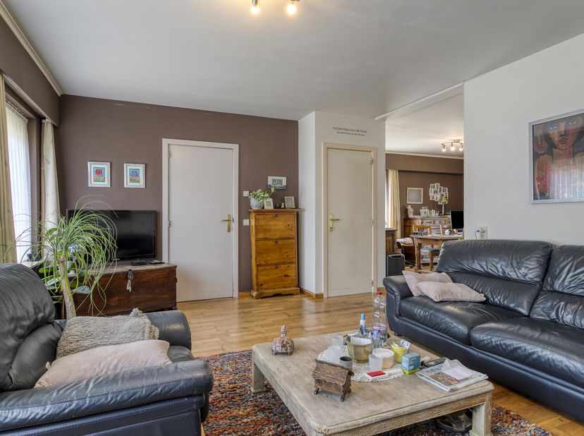 Op te frissen halfopen huis met veel potentieel te koop in Deerlijk. Deze woning met garage beschikt over 3 kamers, lichtrijke leefruimte, ruime tuin